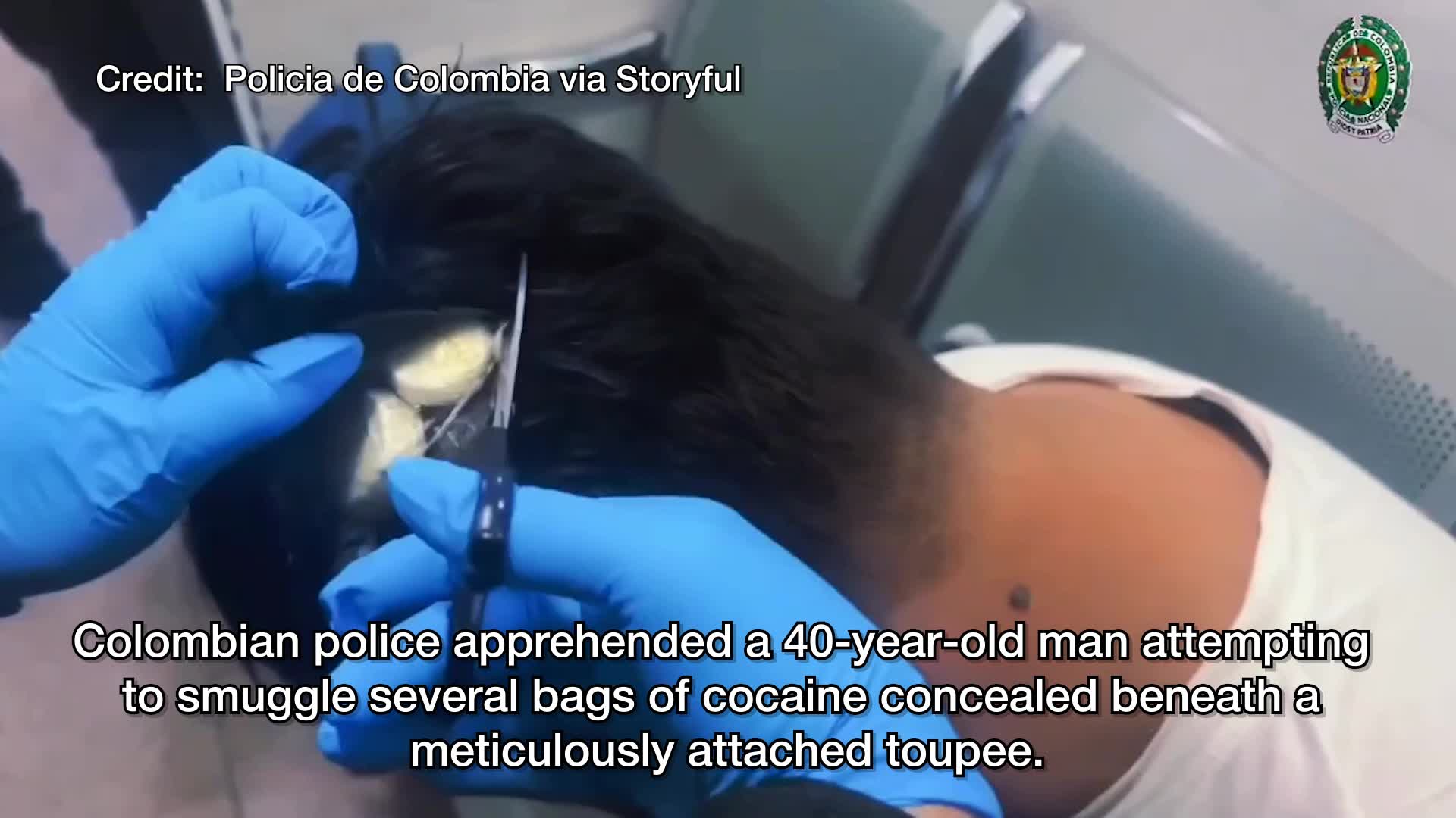 Colombian police catch a man smuggling packets of cocaine under toupee ...